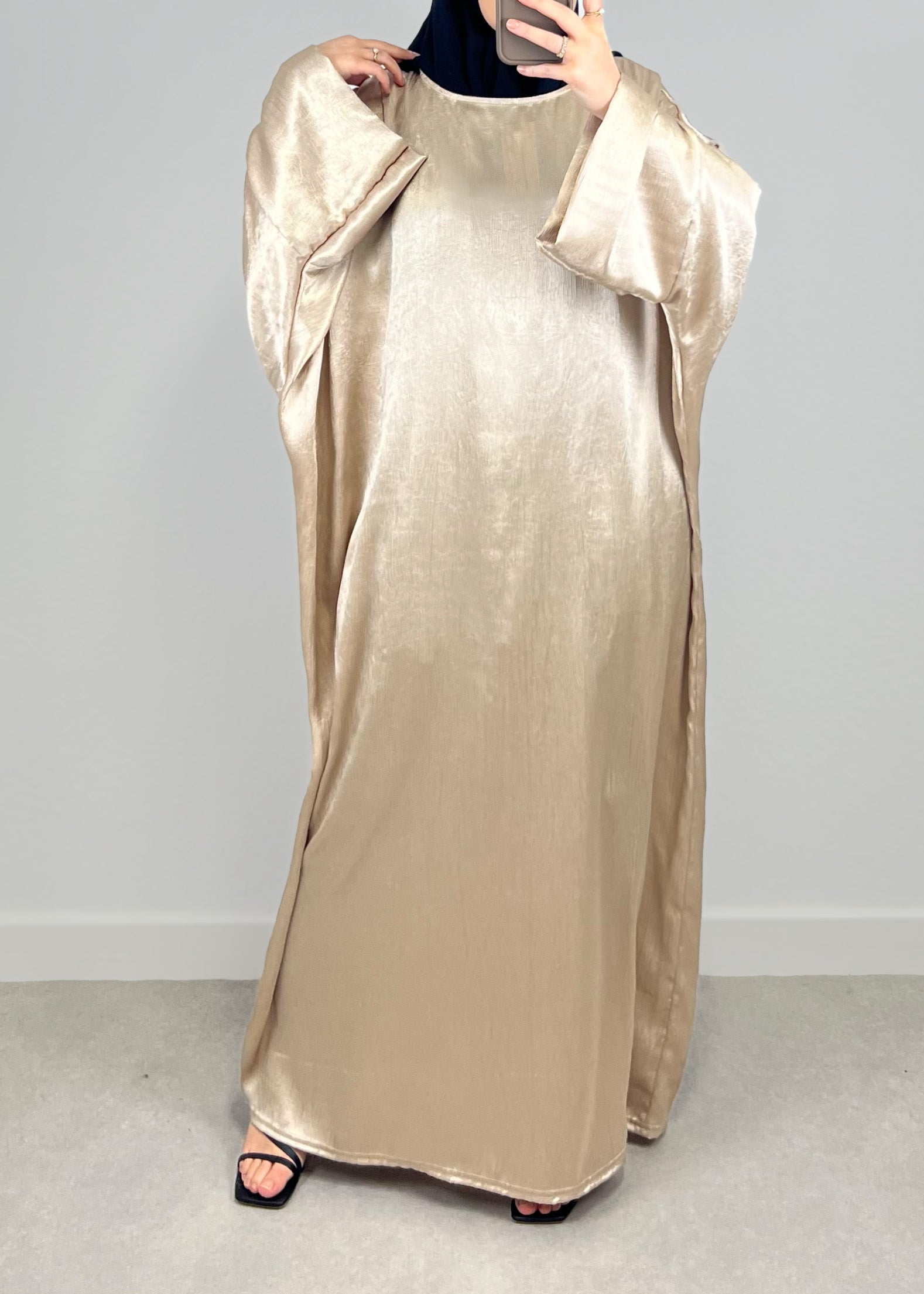 Schimmernde Abaya Beige